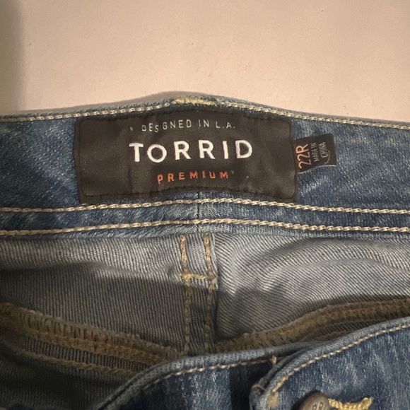Torrid Premium Women’s Luxe Skinny Jeans Sz 22R Light Wash Torn Distressed EUC - Picture 3 of 8